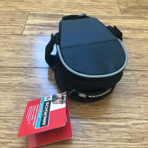 Schwinn ‘bicycle bag’ mounts to seat post - Picture 5 of 9